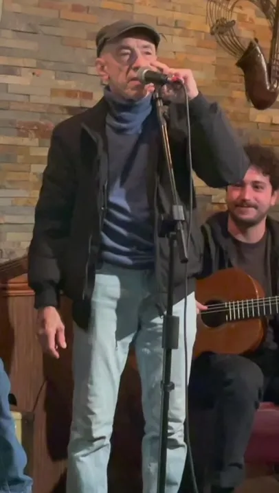 Pablo Lopez-Nussa chantant la chanson française au micro, accompagné à la guitare