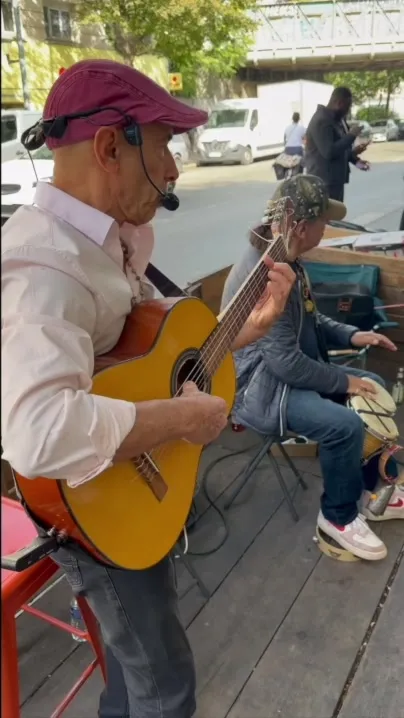Pablo Lopez-Nussa jouant de la musique cubaine à la guitare, en extérieur