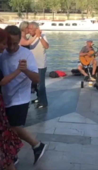 Un couple dansant le tango argentin au bord de l’eau, sur la musique de Pablo Lopez-Nussa